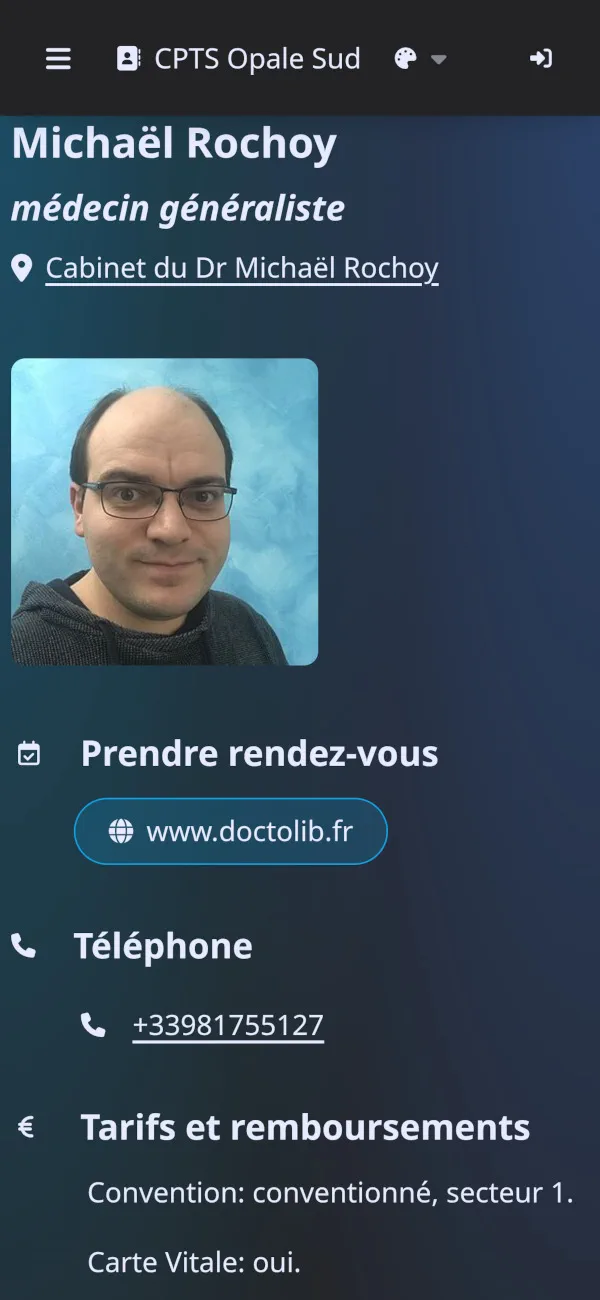 Une entrée de l'annuaire en version mobile, mode sombre